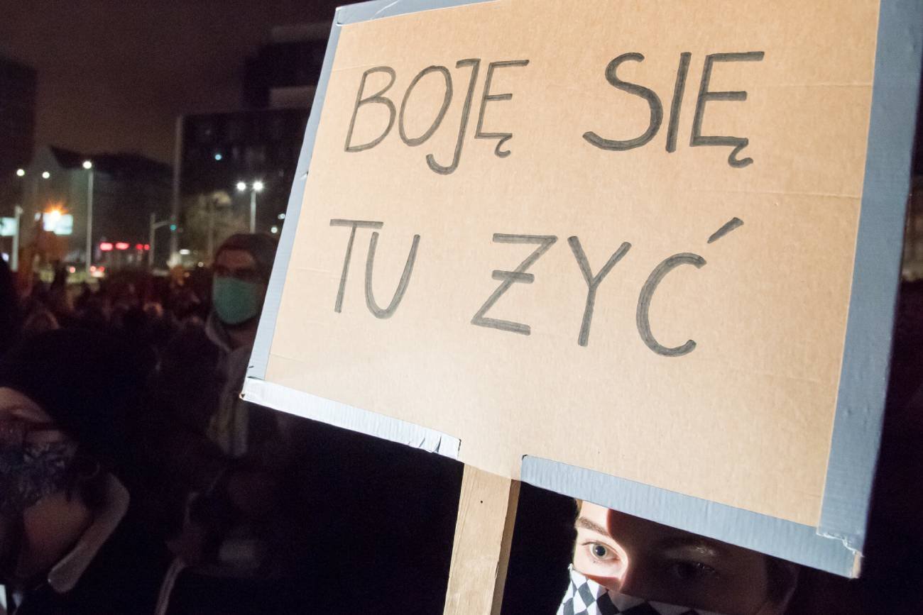 Jak młodzi ludzie żyją w Polsce? Pracują na śmieciówkach i zarabiają grosze