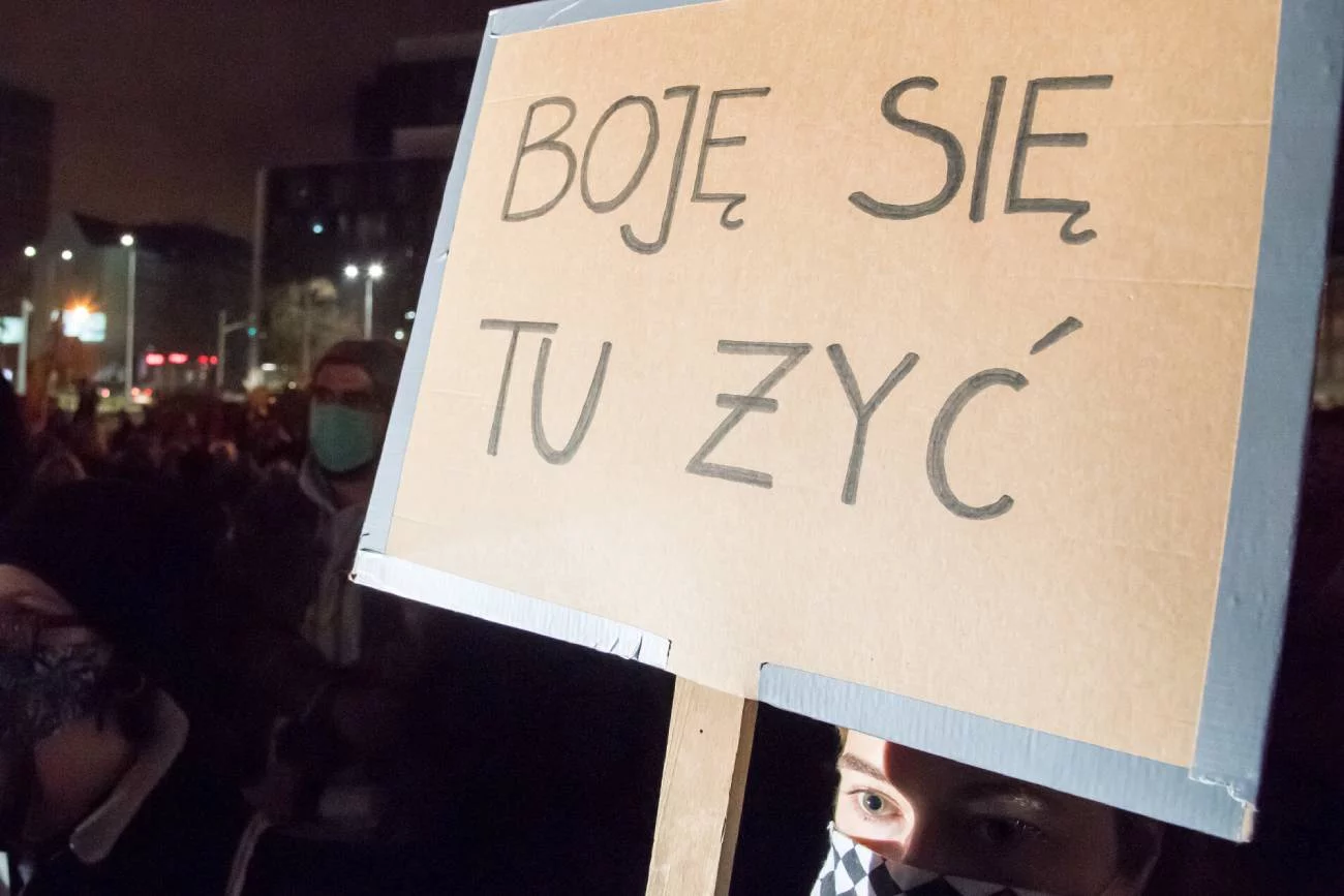 Jak młodzi ludzie żyją w Polsce? Pracują na śmieciówkach i zarabiają grosze