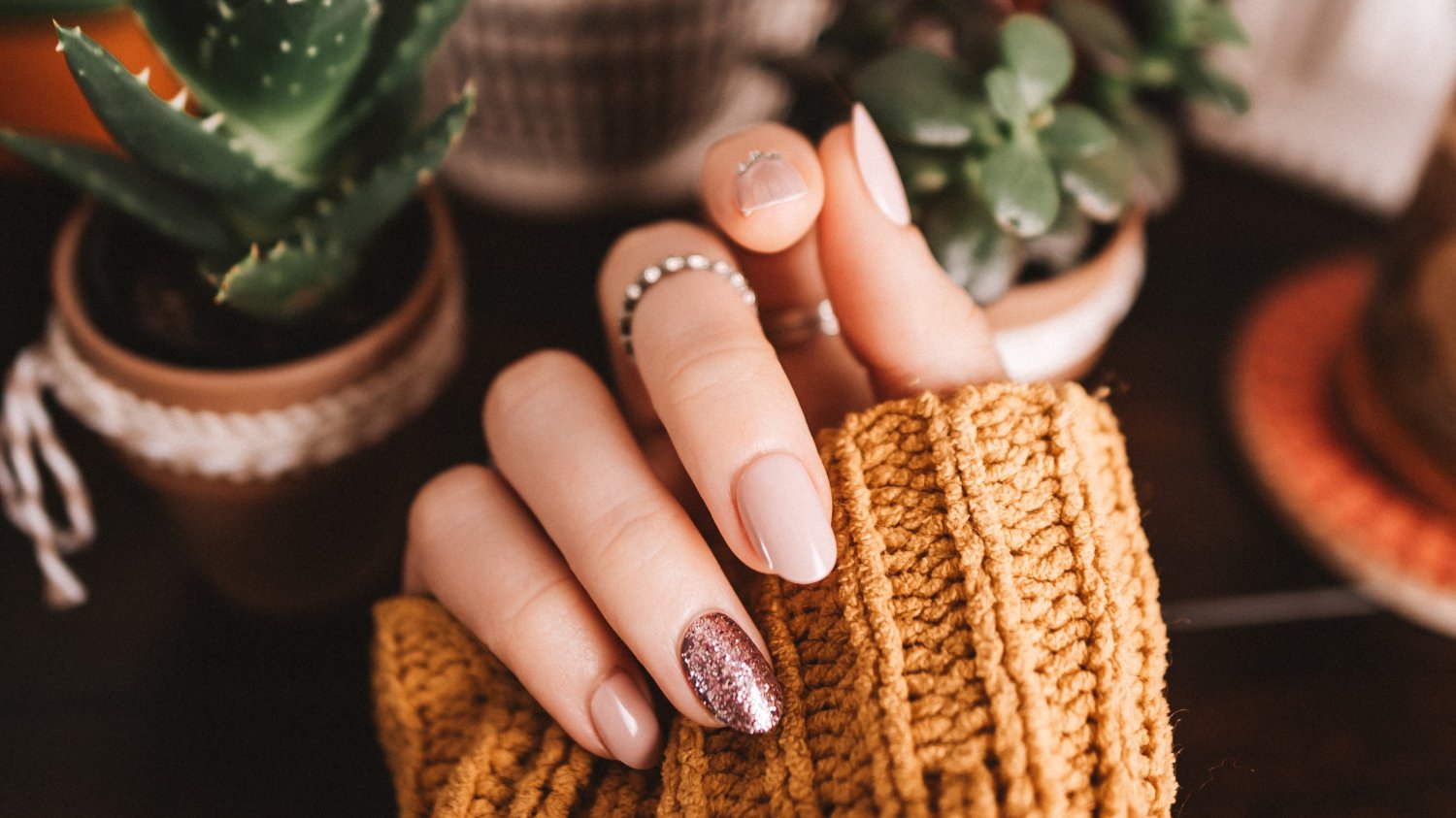 Domowy manicure hybrydowy w pandemii przestał być hobby dla miłośniczek zdobienia paznokci, ale stał się dość powszechną praktyką