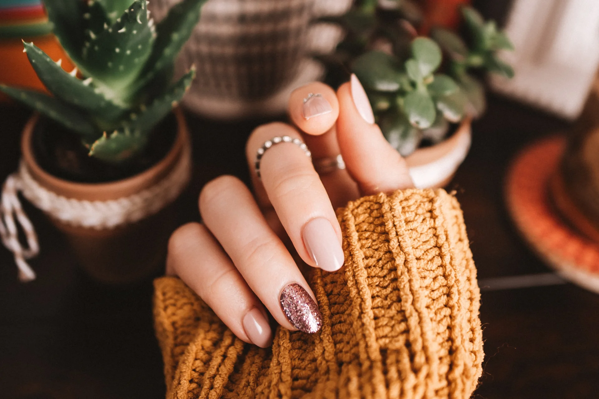 Domowy manicure hybrydowy w pandemii przestał być hobby dla miłośniczek zdobienia paznokci, ale stał się dość powszechną praktyką