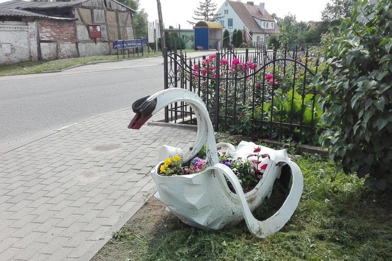 Krasnale ogrodowe idą na fajans. Polskie podwórka podbijają łabędzie rodziny z opon