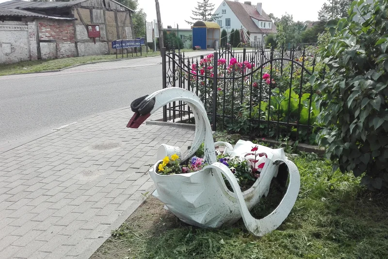 Krasnale ogrodowe idą na fajans. Polskie podwórka podbijają łabędzie rodziny z opon