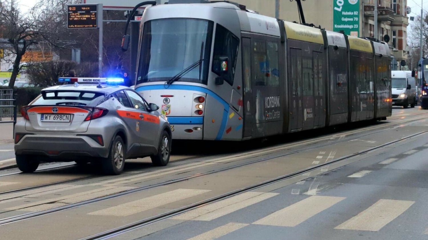 Skandal we Wrocławiu. Motorniczy wyszedł z tramwaju z bronią.