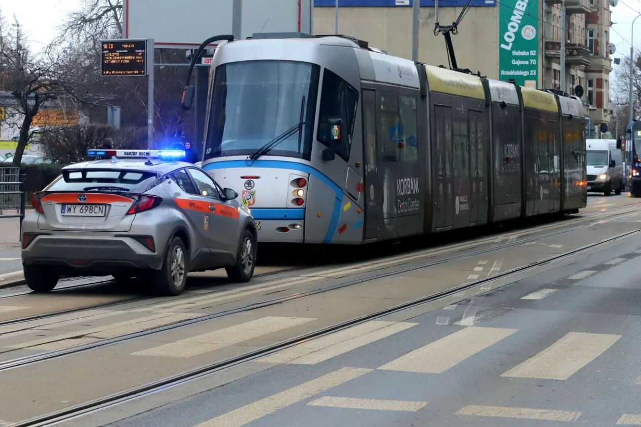 Skandal we Wrocławiu. Motorniczy wyszedł z tramwaju z bronią.
