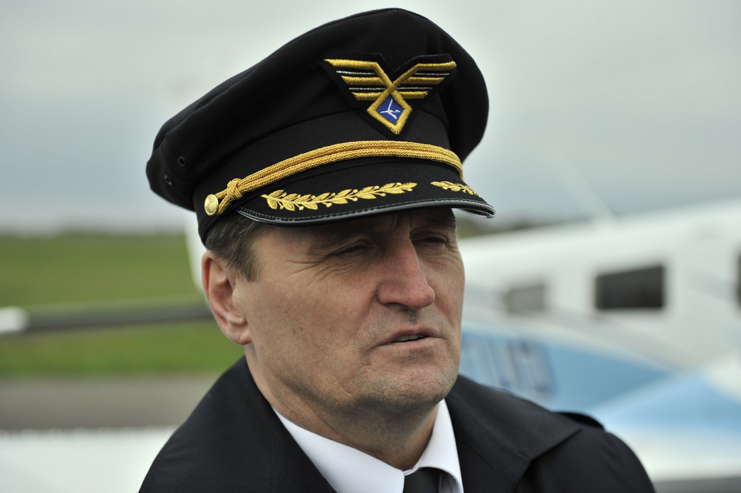 Tadeusz Wrona to bohaterski pilot, któremu udało się awaryjnie wylądować na warszawskim Okęciu.