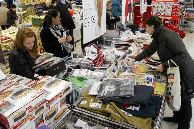 Polacy patrzą na ceny i nie mogą uwierzyć że ostatnio płacą coraz mniej