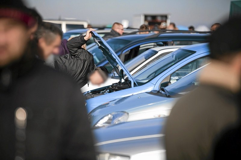 Przy zakupie auta trzeba pamiętać o podatku. Ta opłata nie dotyczy jednak każdego nabywcy.