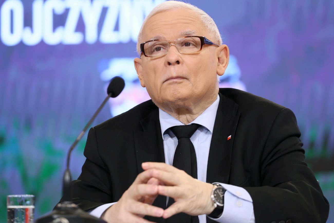 Podczas konferencji prasowej prezesowi PiS Jarosławowi Kaczyńskiemu niespodziewanie zadzwonił telefon.