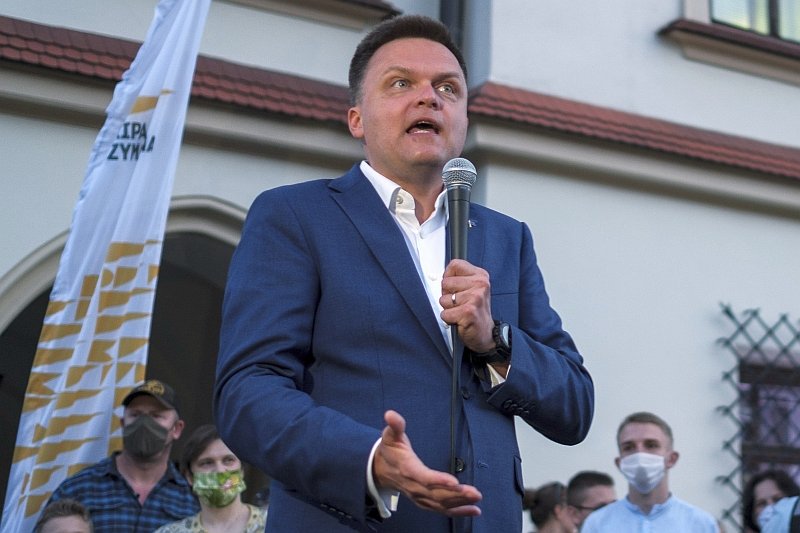 Szymon Hołownia okazuje się mieć poparcie organizacji Bezpartyjni Samorządowcy, która dała PiS władzę na Dolnym Śląsku.