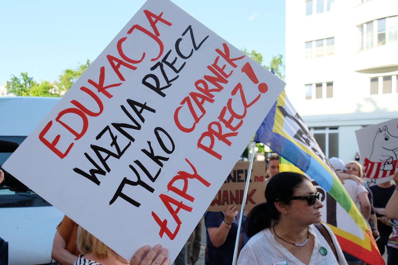 Aktywiści edukacyjni prowadzą swoją oddolną akcję w mediach społecznościowych z hasztagiem #CzarnekChallenge.