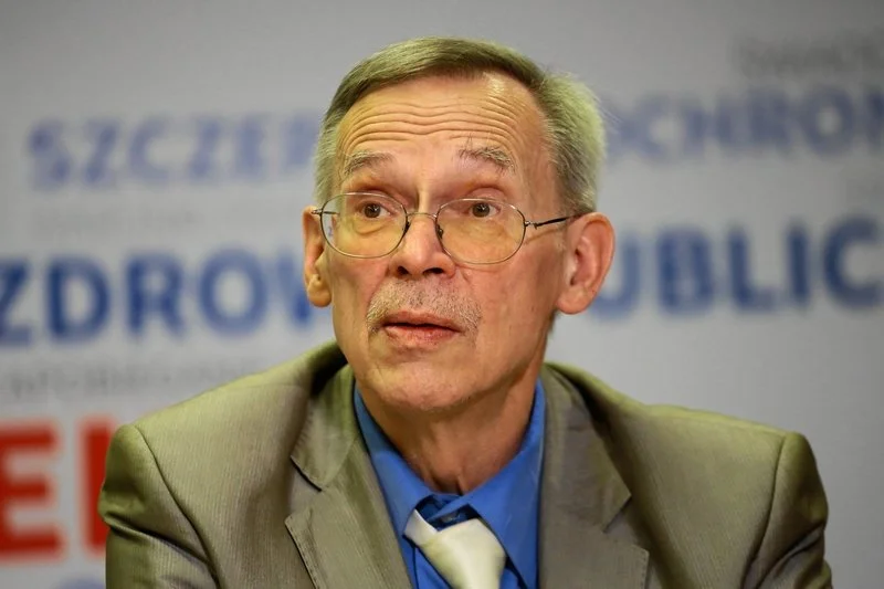 Prof. Włodzimierz Gut ostrzega, że każdy ma prawie pewność spotkania osoby, która będzie zakażała.