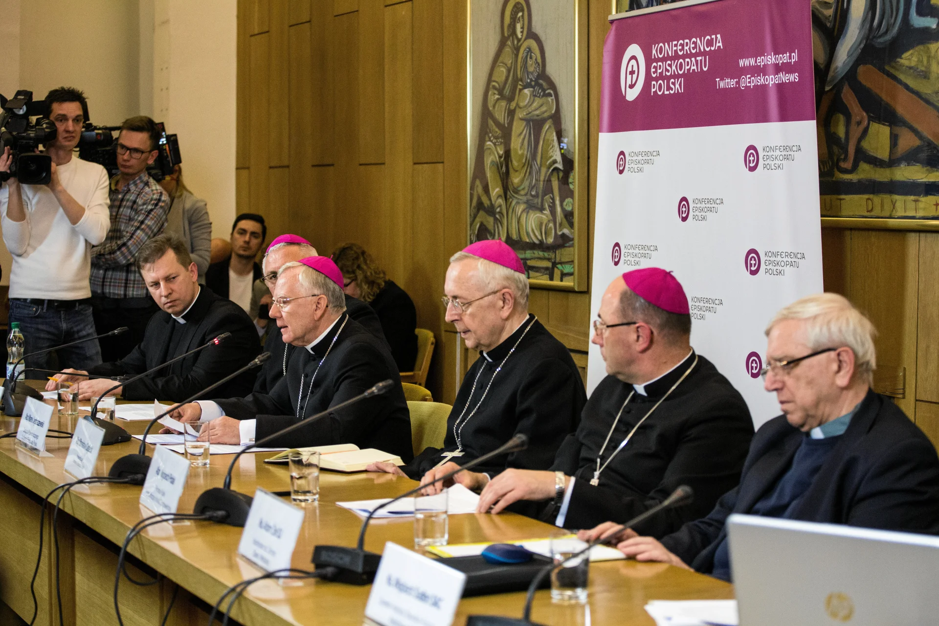 Konferencja przedstawicieli Episkopatu na temat danych statystycznych dotyczących księży-pedofilów i ich ofiar.