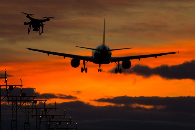 "Rywalizacja" o przestrzeń między bezzałogowymi dronami a samolotami z ludźmi na pokładzie kończy się niekiedy niebezpiecznymi incydentami. Polska firma Dron House chce im zapobiegać