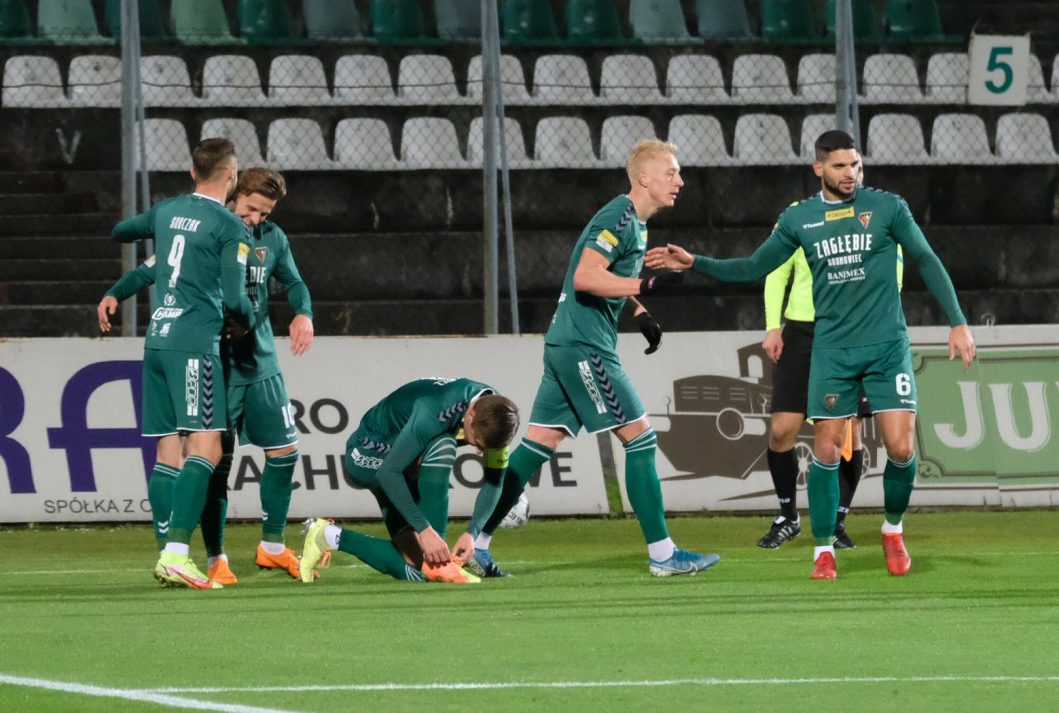 Zagłębie Sosnowiec zaryzykowało zdrowiem 19-letniego piłkarza, dając mu zagrać kilkanaście sekund