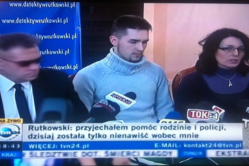 Detektyw Rutkowski oraz ojciec i babcia zmarłej Magdy podczas konferencji prasowej
