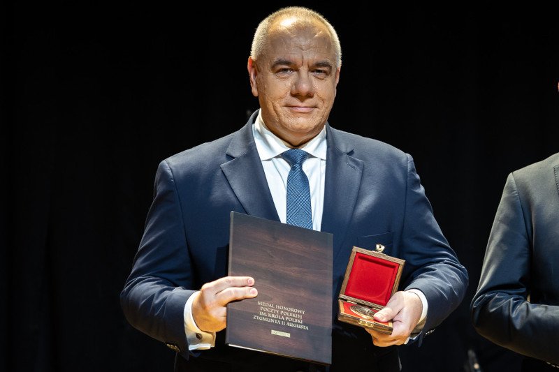 Sasin z nagrodą za zasługi dla Poczty Polskiej. Otrzymał medal honorowy