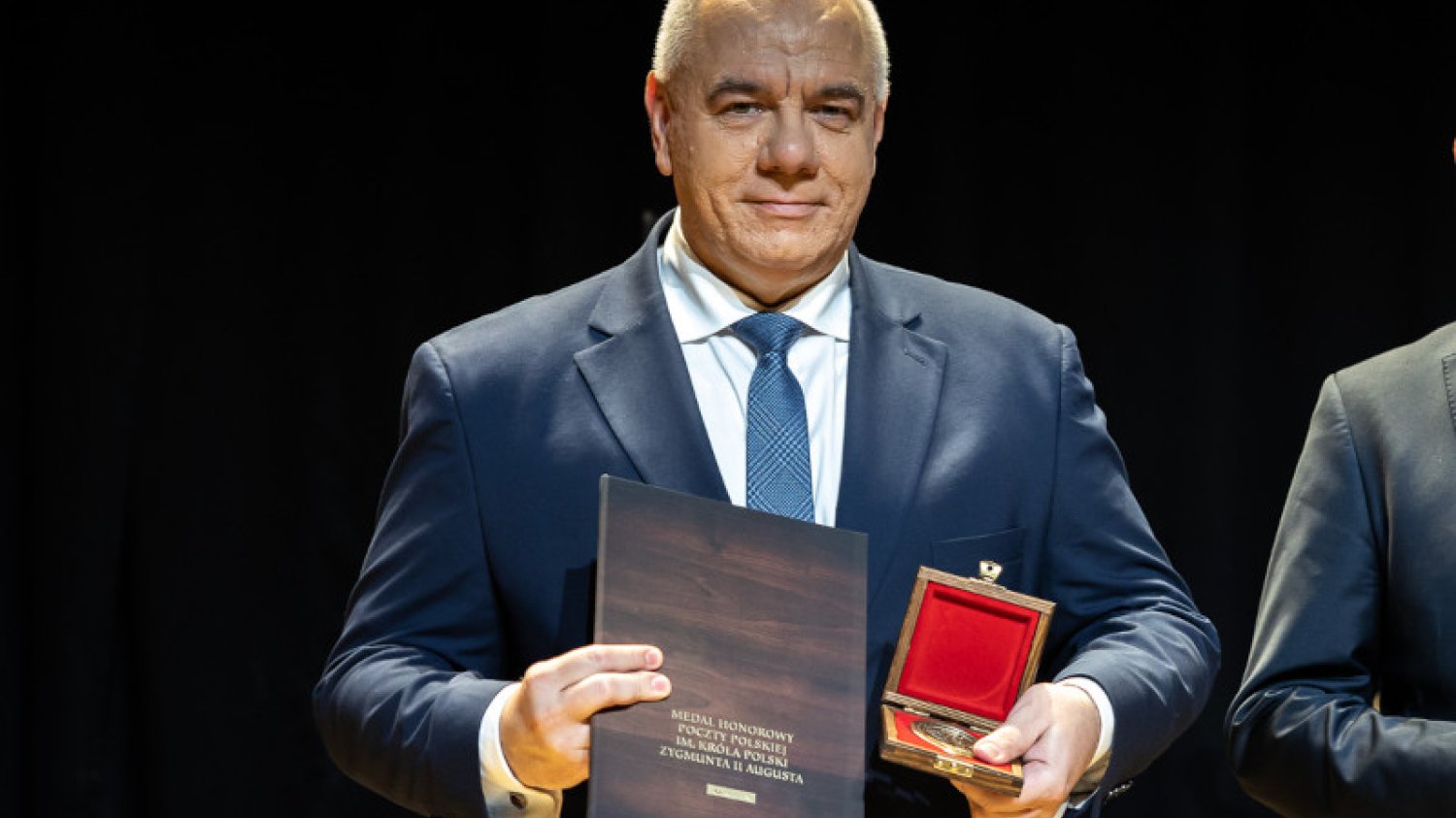 Sasin z nagrodą za zasługi dla Poczty Polskiej. Otrzymał medal honorowy