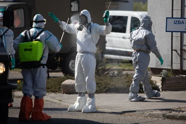 Kontakt z ciałem osoby zmarłej z powodu COVID-19, może być niebezpieczny.