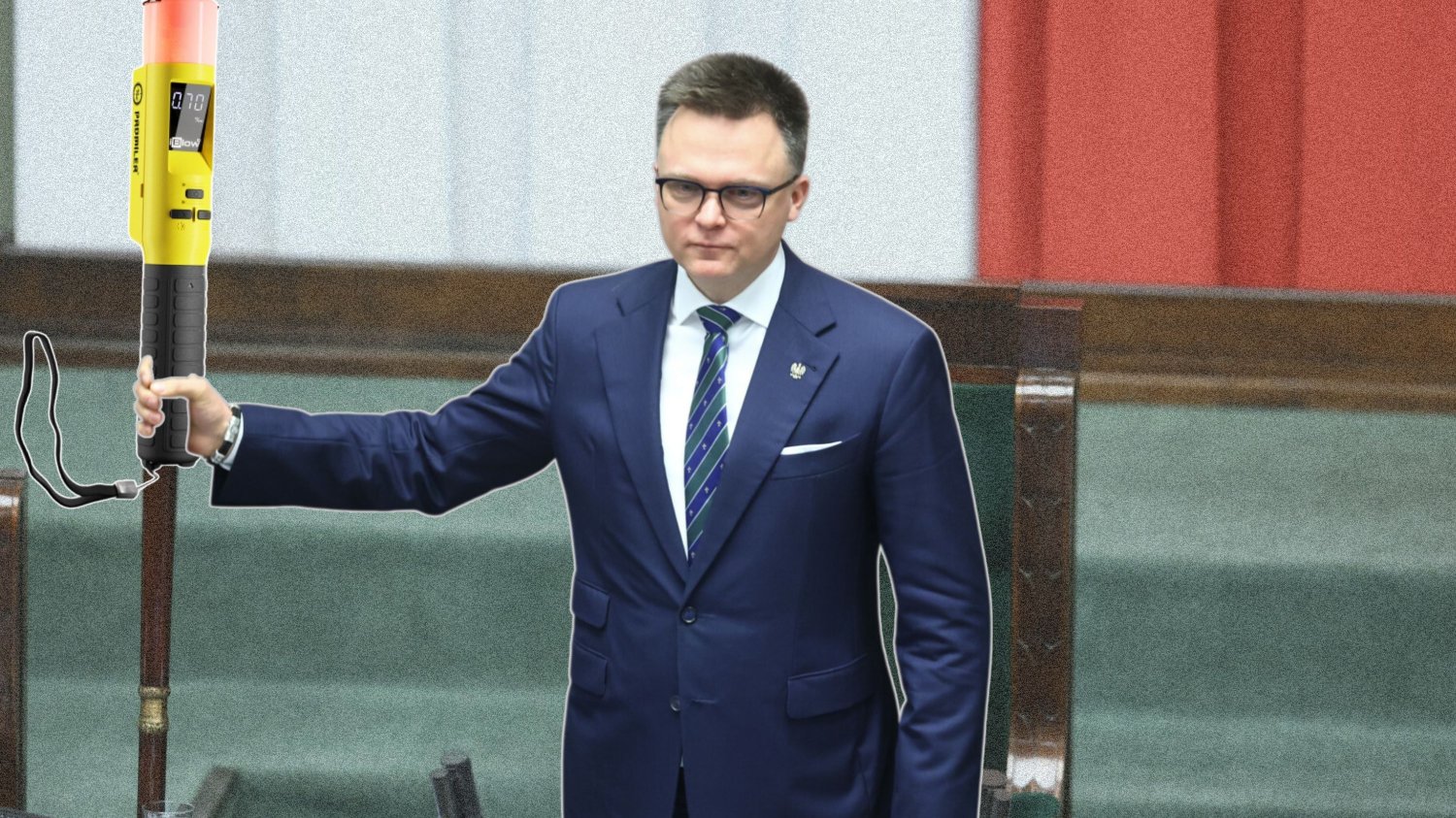 Kwestia, czy posłowie i posłanki powinni być badani alkomatem, budzi wątpliwości samych zainteresowanych. Marszałek Szymon Hołownia z laską marszałkowską w ręku. Na jej szczycie komputerowo został dodany alkomat.