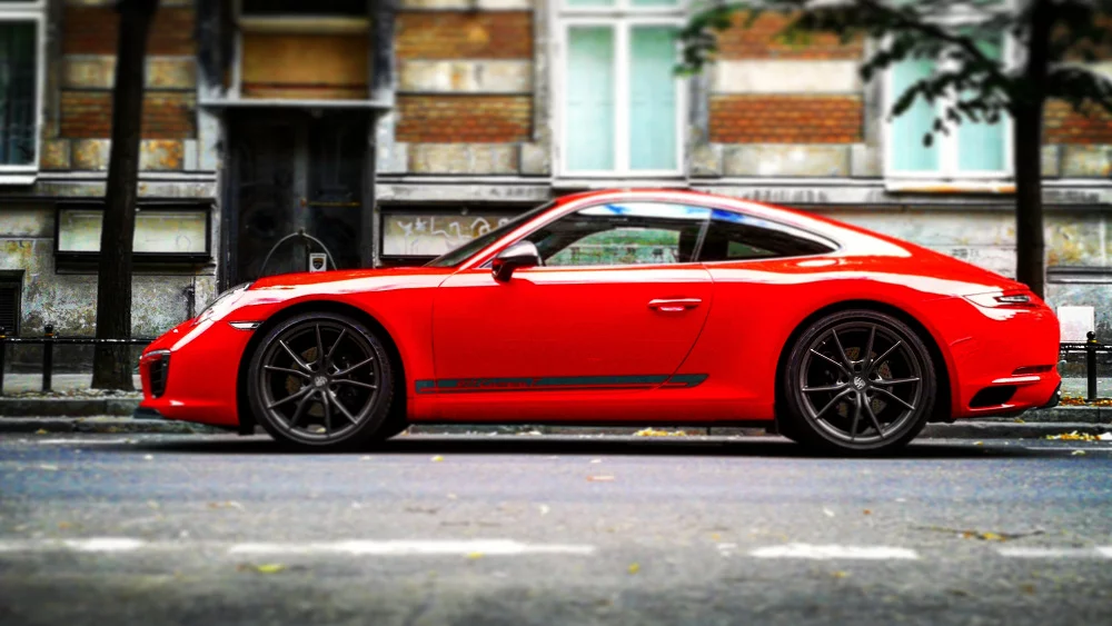 Porsche 911 Carrera T. W czerwieni jej do twarzy.