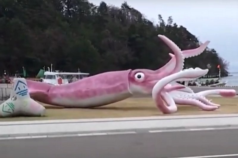 Ogromna kałamarnica ma zachęcać turystów do wizyt w mieście Noto.