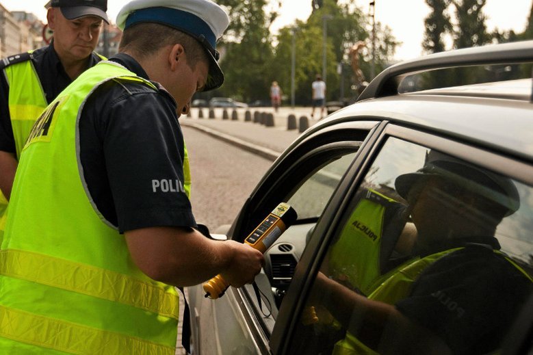 Po przekroczeniu limitu 24 punktów można stracić prawo jazdy. Za pierwszym razem wystarczy jednak odbyć dodatkowe szkolenie.