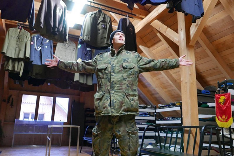 Michał Przybył wydobył kolekcję ojca ze strychu domu, aby pokazać ją pasjonatom. Jego entuzjazm jest zaraźliwy.