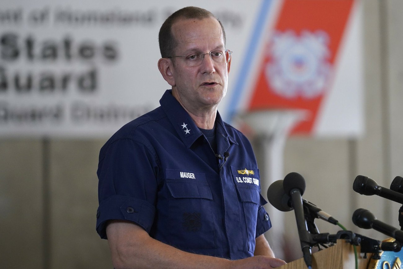 Kontradmirał John Mauger, dowódca 1. dystryktu amerykańskiej Straży Wybrzeża