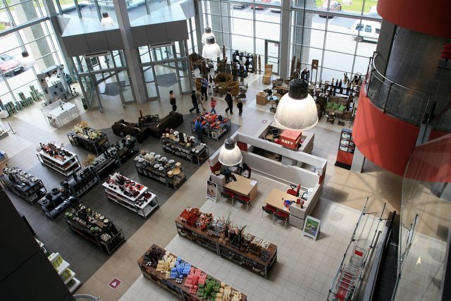 Kto urządzi mieszkania milionów Polaków? Rywalizacja Ikea i Black Red White  to gra o miliardy złotych