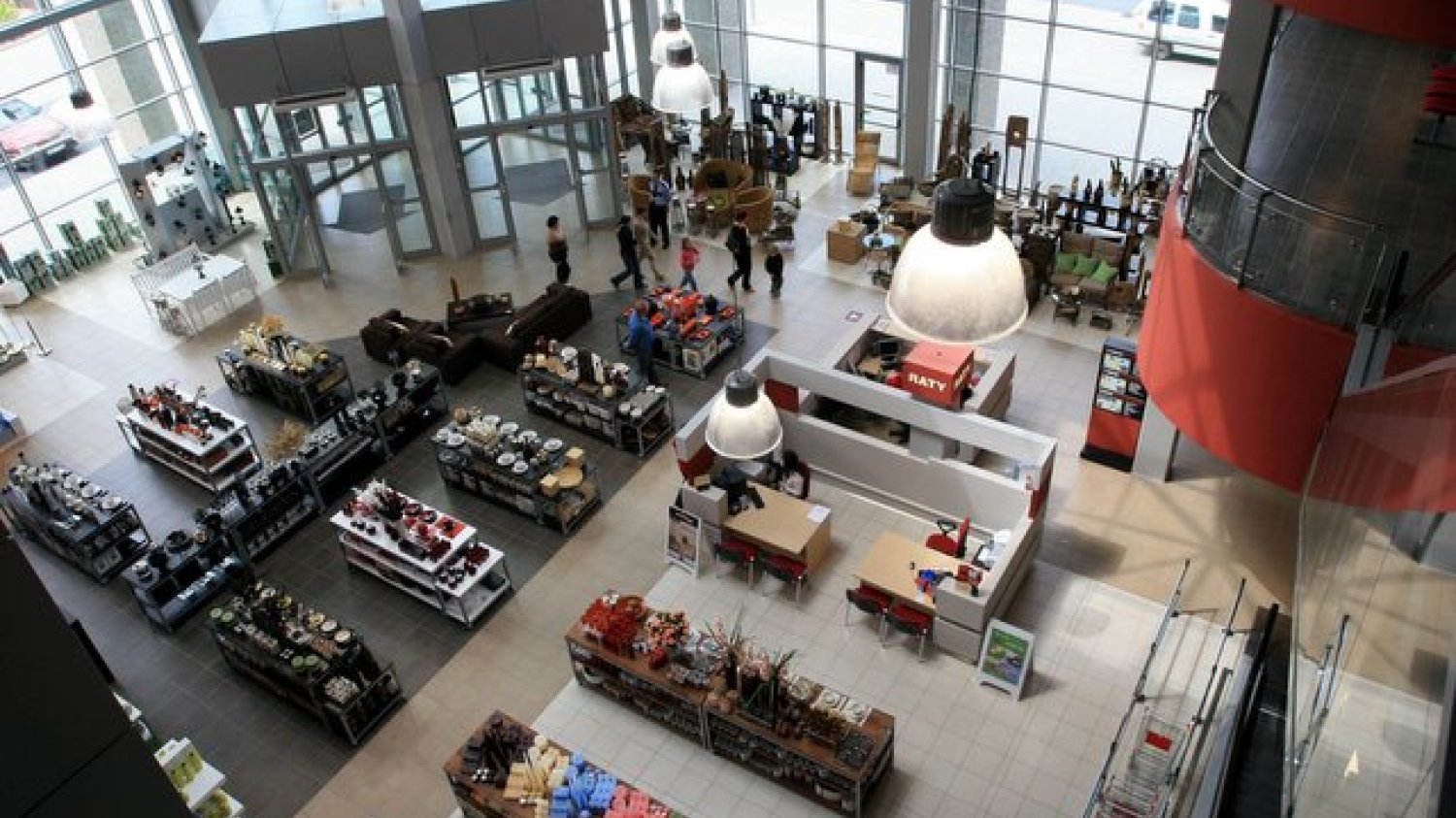 Kto urządzi mieszkania milionów Polaków? Rywalizacja Ikea i Black Red White to gra o miliardy złotych