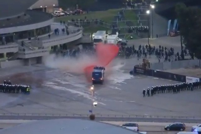 Zadyma pod Spodkiem. Kibice GKS Katowice "witali" sympatyków Ruchu Chorzów - m.in. z maczetami.