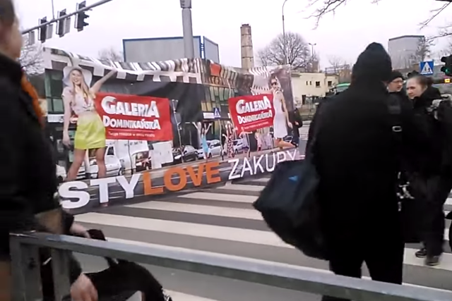 Absurdalny zabieg reklamowy Galerii Dominikańskiej we Wrocławiu