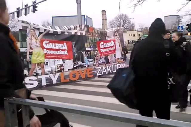 Absurdalny zabieg reklamowy Galerii Dominikańskiej we Wrocławiu