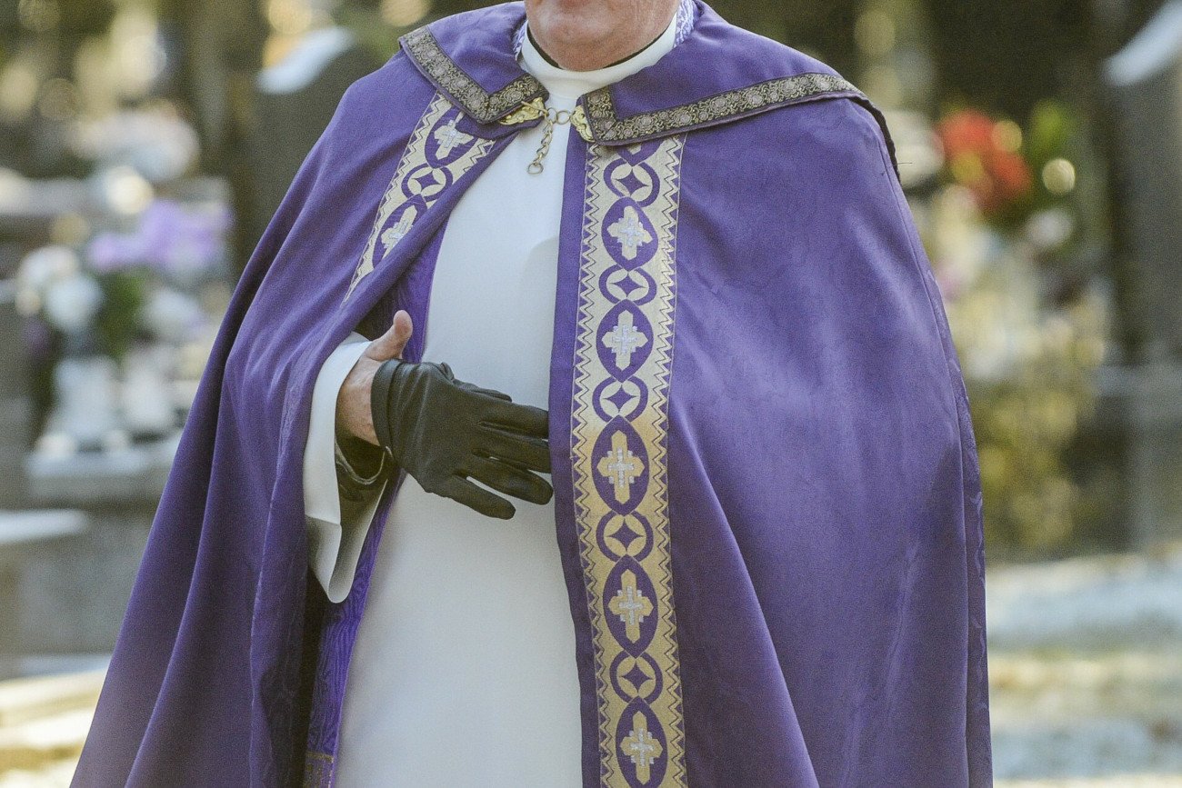 Ksiądz w Węglińcu na Dolnym Śląsku miał rzucić kopertą i odmówić pogrzebu.