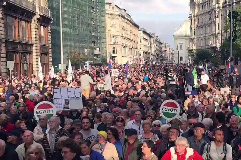 Tak liczne protesty nie zdarzają się na Węgrzech zbyt często. Działania Viktora Orbána budzą jednak coraz silniejszy sprzeciw.
