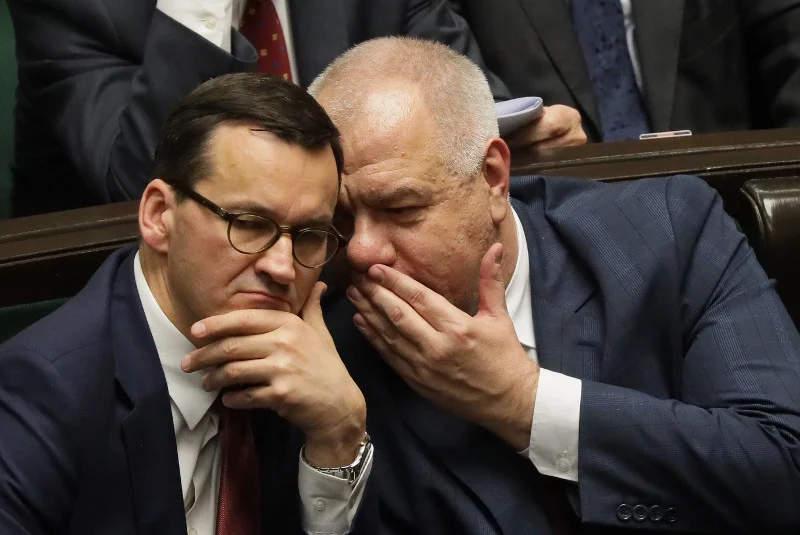Minister Jacek Sasin i premier Mateusz Morawiecki zarzekali się, że pakiety wyborcze będą ponownie wykorzystane. Minister Jacek Sasin i premier Mateusz Morawiecki.