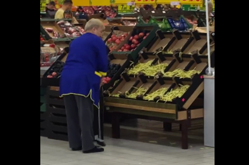 Sprzątaczka zmiatająca fasolkę w sklepie jest hitem sieci
