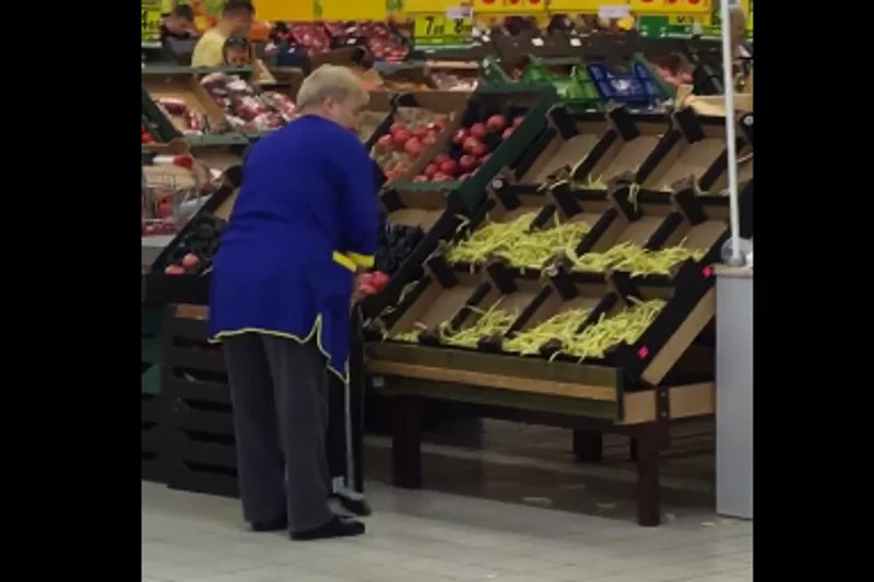 Sprzątaczka zmiatająca fasolkę w sklepie jest hitem sieci