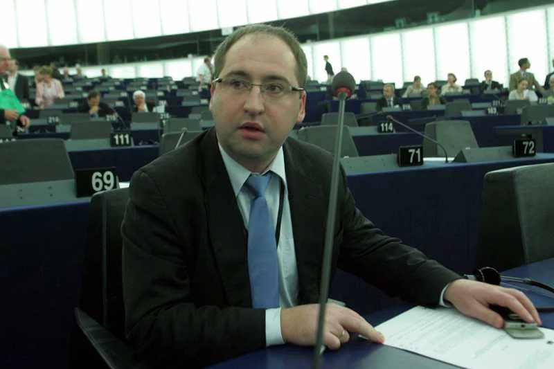 Adam Bielan, niezrzeszony europoseł
