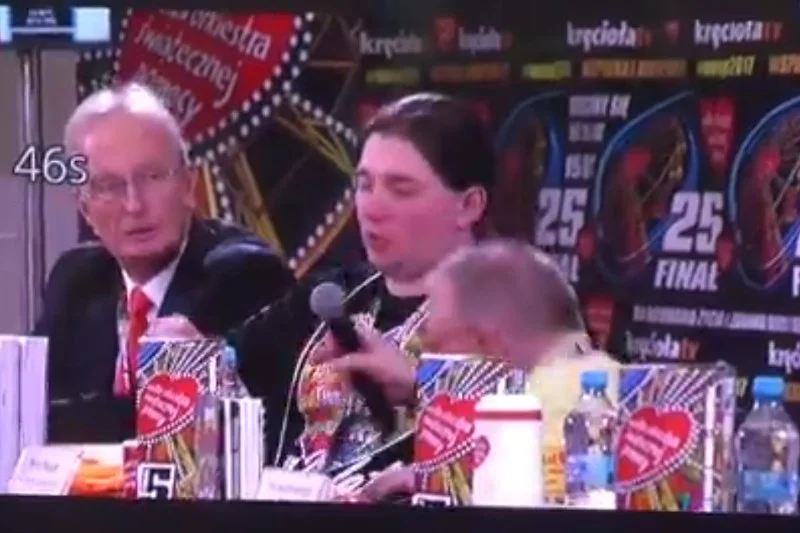 Upadek Jurka Owsiaka pod koniec konferencji WOŚP.