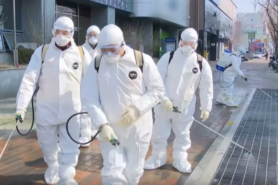 Koronawirus rozprzestrzenia się w kolejnych państwach. Naukowiec z USA twierdzi, że w ciągu roku zarazi się nim od 40 do 70 proc. ludzi. Choroba ma zostać z nami na stałe.