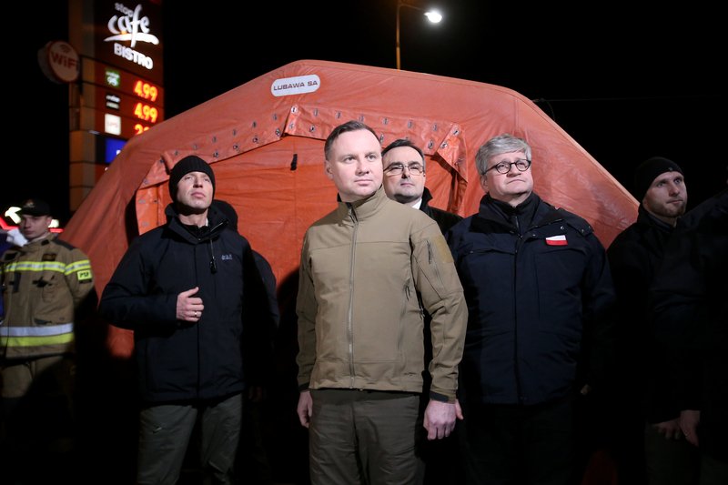 Andrzej Duda, kandydat PiS na prezydenta, jako urzędująca głowa państwa jako jedyny może prowadzić kampanię wyborczą w czasie epidemii koronawirusa. I bez oporu korzysta z nieuczciwej przewagi – pisze Aleksandra Pawlicka w tygodniku "Newsweek".