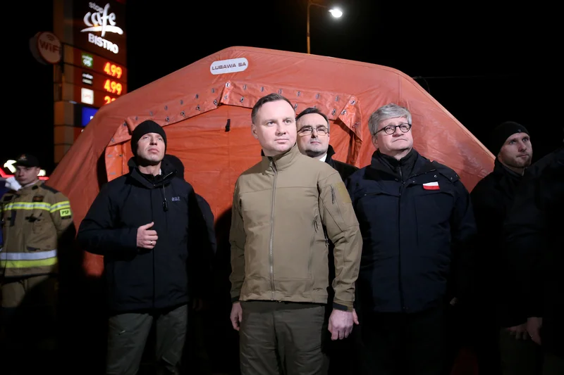 Andrzej Duda, kandydat PiS na prezydenta, jako urzędująca głowa państwa jako jedyny może prowadzić kampanię wyborczą w czasie epidemii koronawirusa. I bez oporu korzysta z nieuczciwej przewagi – pisze Aleksandra Pawlicka w tygodniku "Newsweek".