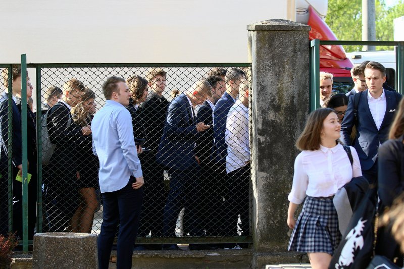 Przez alarmy bombowe matury w wielu szkołach rozpoczęły się z opóźnieniem.