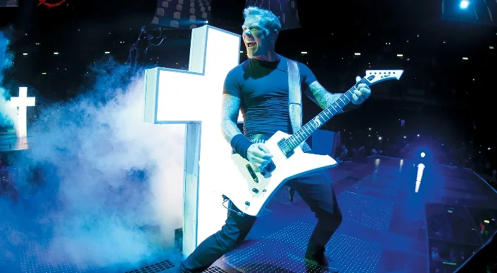 James Hetfield podczas koncertu nagranego na potrzeby "Metallica Throught the Never".