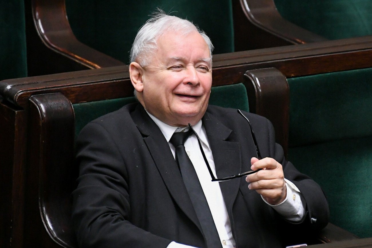 PiS zyskuje w nowym sondażu, KO sporo traci.