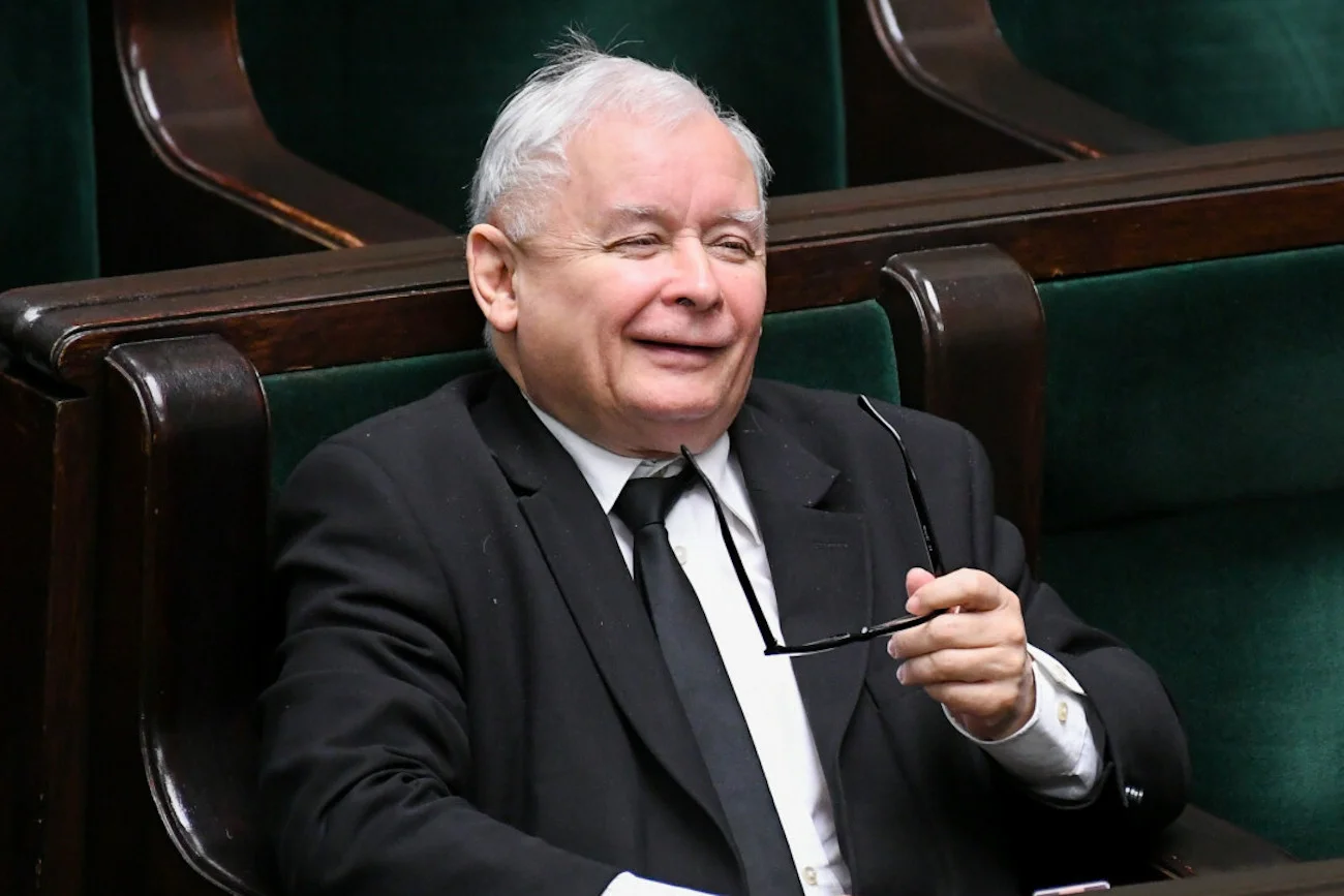 PiS zyskuje w nowym sondażu, KO sporo traci.