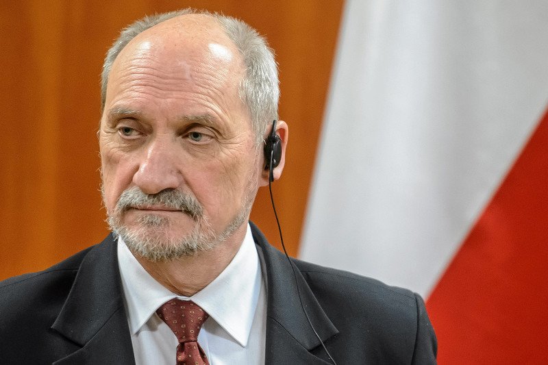 "Dobra zmiana" nie ma końca. Macierewiczowi nie wystarczy, że jest ministrem. Kazał zdjąć portrety poprzedników