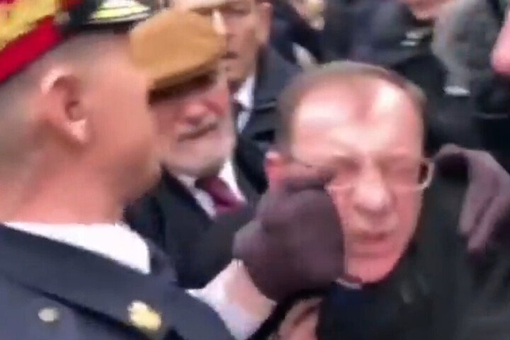 Macierewicz niechcący uderzył Kamińskiego w twarz. Wszystko nagrały kamery