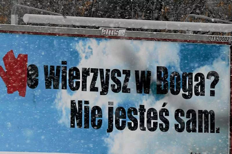 Pomazany billboard, który miał propagować ateizm